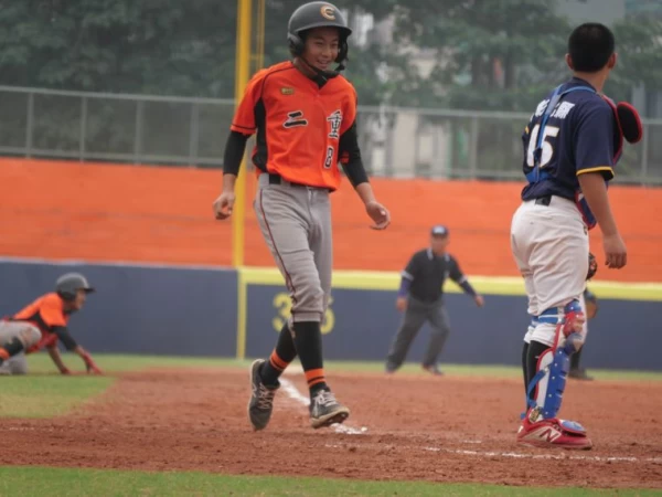 二重在6局下豪取6分逆轉。吳敏欣攝