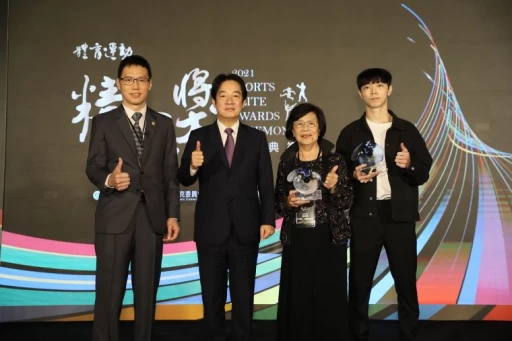 賴清德副總統與終身成就獎-翁明輝(夫人翁歐素清代領)及特別獎-莊智淵(學生孫嘉宏代領)合影。體育署提供
