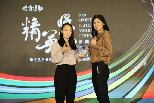 丁華恬頒發最佳新秀運動員獎許樂。大會提供