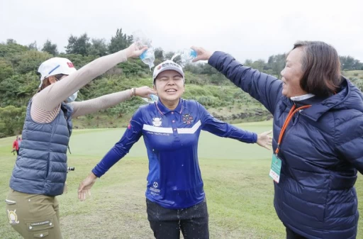 徐薇淩冠軍到手後,TLPGA理事長劉依貞(右)與另一名選手對她潑水祝賀。大會提供