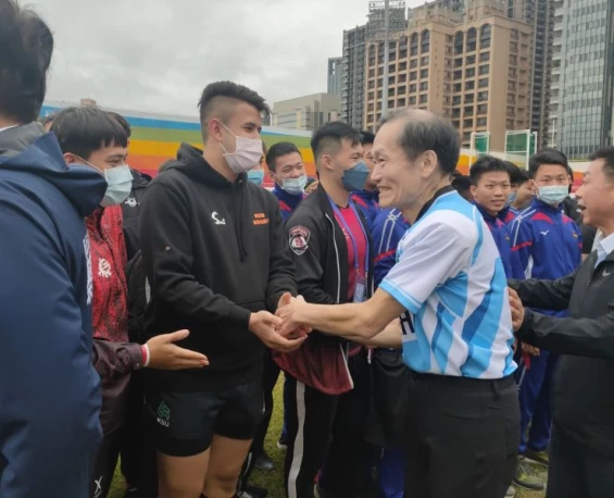 元坤盃橄欖球賽主辦人、義大醫院院長杜元坤與參賽選手加油打氣。大會提供