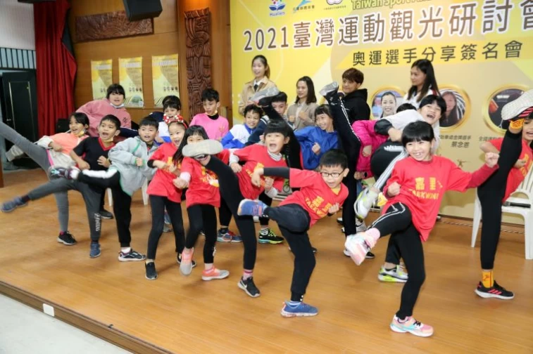 奧運、全運會傑出選手與跆拳小將合影,個個架勢十足。蔡宗憲攝