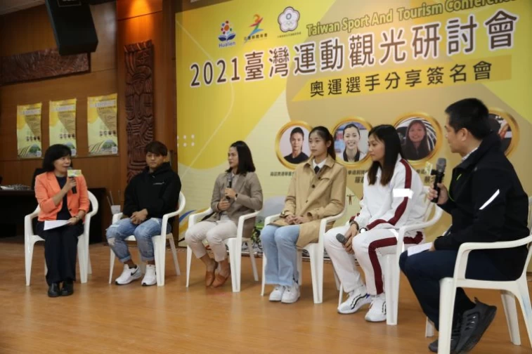 奧運國手羅嘉翎(右3)、許淑淨(左3),以及全運會傑出選手蔡念恩(右2)、林清輝(