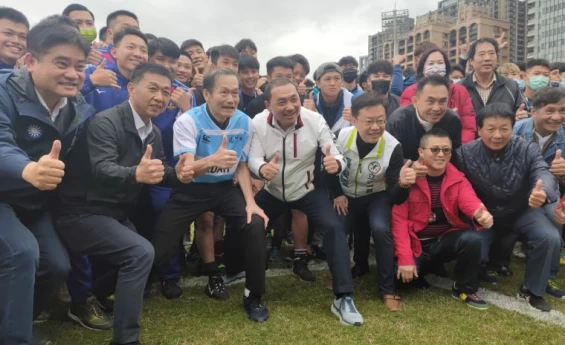 新北市長侯友宜與元坤盃參賽選手合影。大會提供