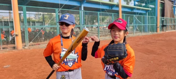 李品萱(左)和許卉妮是金門少棒2位女球員。統一獅球團提供