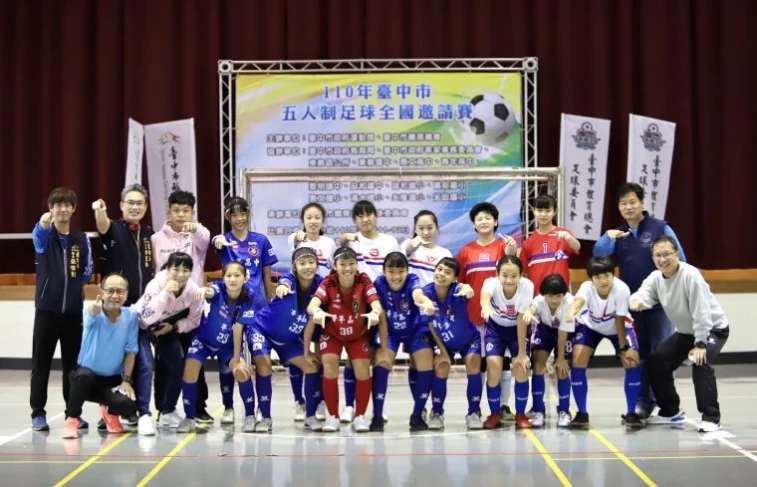運動局李局長為選手加油打氣並和參與賽事選手合照。台中市運動局提供