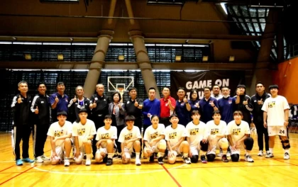 UBA110學年度全國大專籃球聯賽公開女子組第二級預賽,開幕式與會來賓合影,見證歷史的第一次賽會。美和科大提供