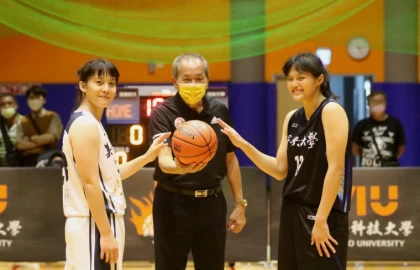 美和科技大學董事長劉忠志(中)主持開球儀式。美和科大提供