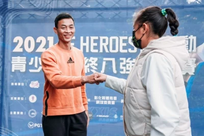彥勳與小選手開心擊掌慶祝。BE HEROES提供