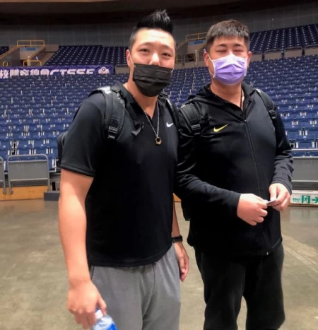 都逾195公分的HBL「雙塔教練」治平吳建龍(左)、強恕吳俊雄先兵後禮。大會提供