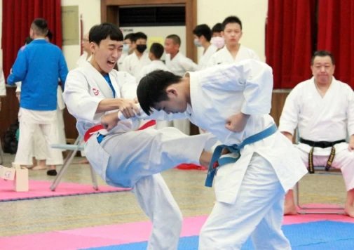 高中男子演武招式的破壞力與技術的控制力,完美詮釋出空手道的武術美學。蔡宗憲攝