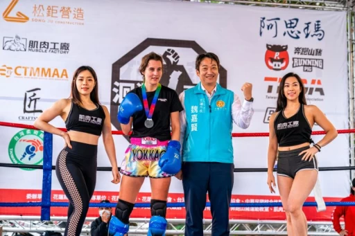 花蓮市長魏嘉賢(右2)受邀到場為選手加油打氣。花蓮縣格鬥運動推廣協會提供