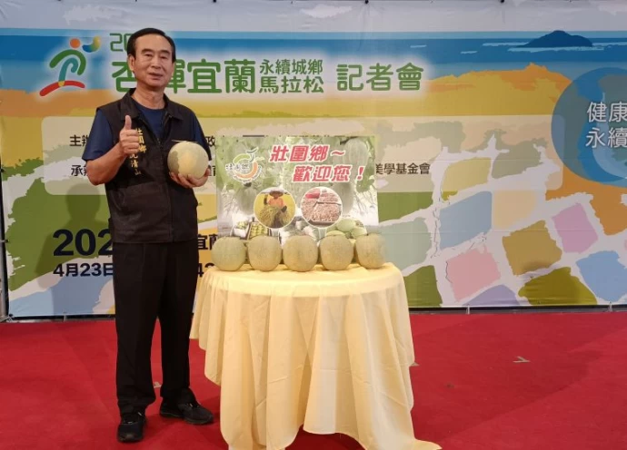 壯圍鄉長沈清山力挺宜蘭農產品,賽道設立「水果補給站」提供哈密瓜冰沙,讓跑友清涼完賽。官方提供