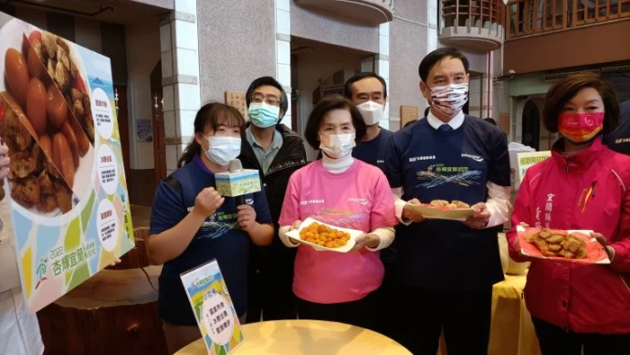 龍之園餐廳支持宜蘭賽事,提供「小吃補給站」,由賴惠娟經理(左一)介紹菜色,包含冰糖金棗、蜜餞糟餅、國宴肉捲等宜蘭特色美食。官方提供