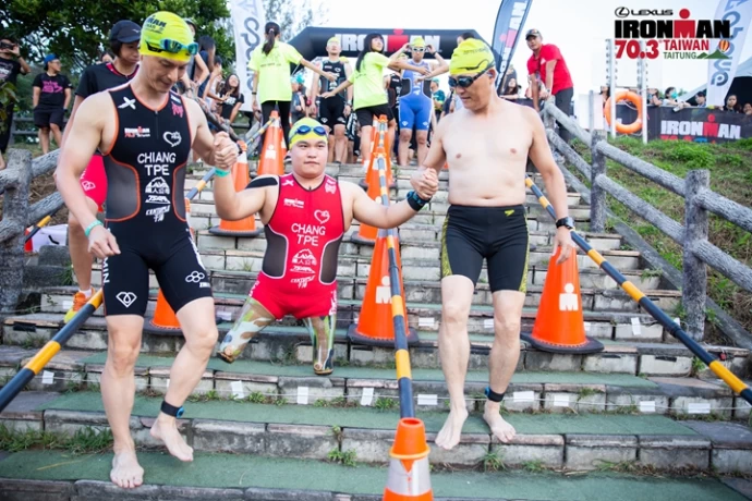 姜義村老師、前體育署高署長與肢障選手張維捷攜手參與鐡人三項IRONMAN賽事。官方提供