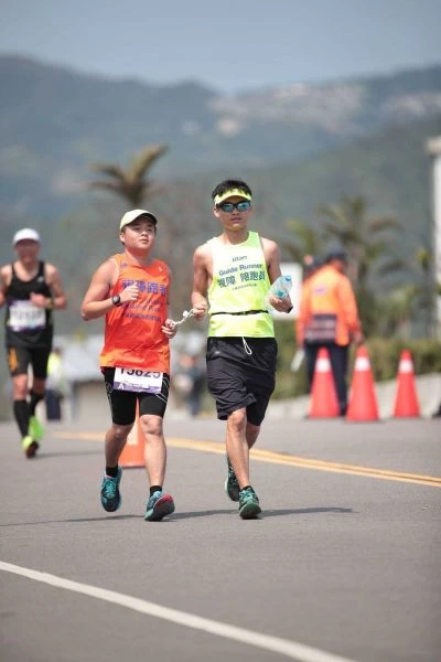呂冠霖與陪跑員一同挑戰馬拉松。官方提供