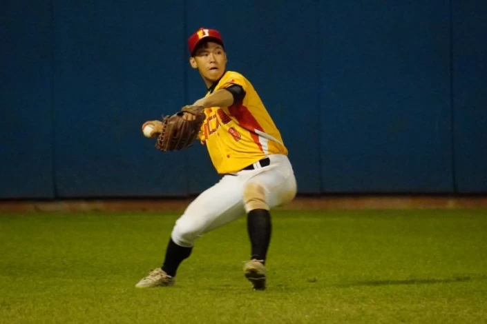 簡子騏9局下上演精采雙殺守備,替輔大守下勝利。陳孟葦攝