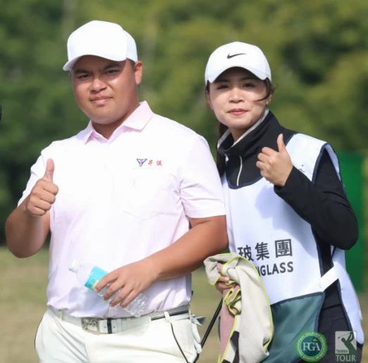第三回合黃頎打出68桿以(-3)暫並列第四,女友幫忙當桿弟。鍾豐榮攝影