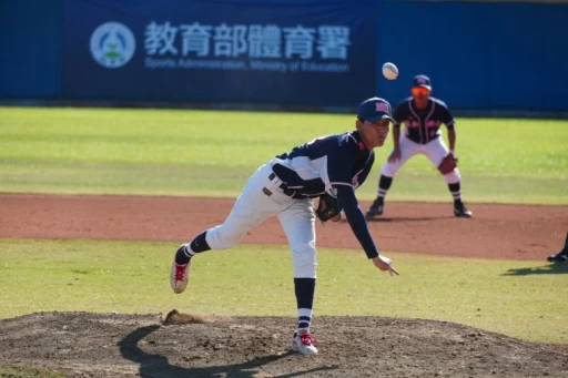 預賽楊笑龍對東大主投6局無失分,今天卻遭遇亂流投不滿3局。陳孟葦攝