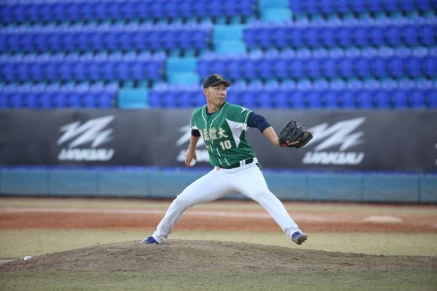 謝葆錡完美後援2.2局勝投。大專體總提供
