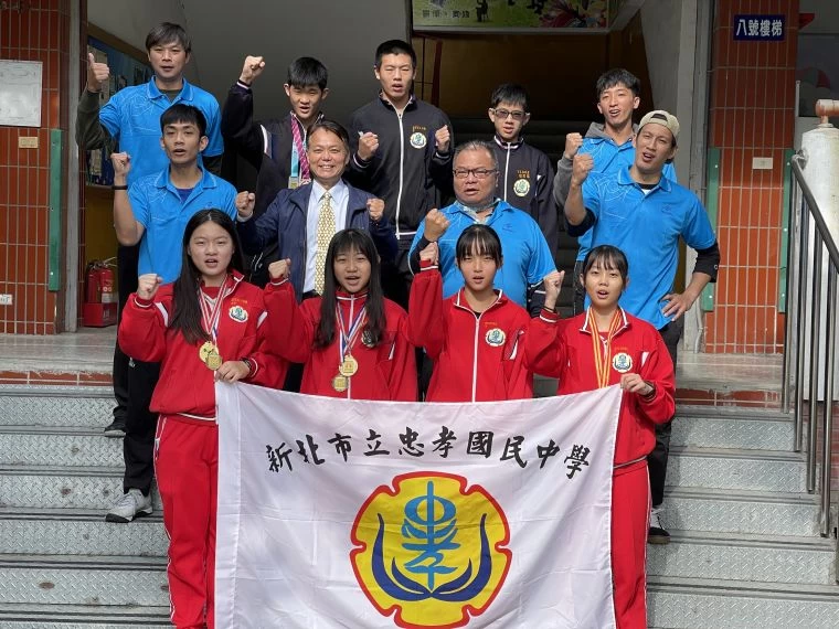 東奧舉重銅牌陳玟卉母校忠孝國中新任校長陳秀標(中左二)與校內舉重.空手道、田徑和空手道明星選手合照。忠孝國中提供
