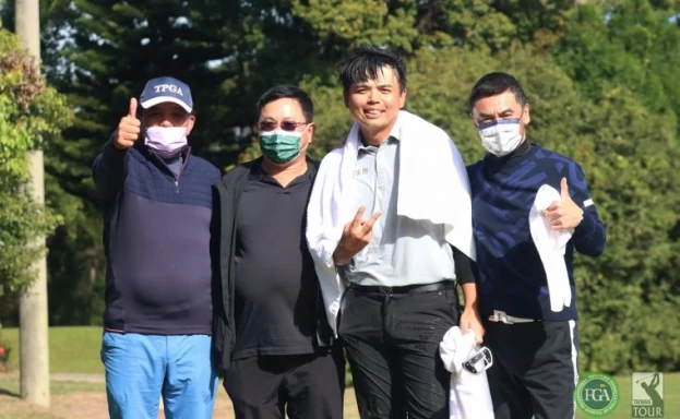 台中球場楊文遠總經理(右一)向冠軍得主洪健堯(中)道賀。鍾豐榮攝影