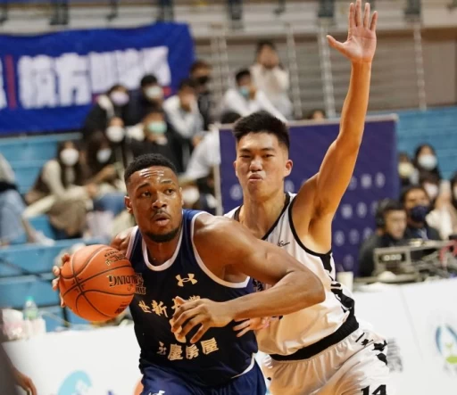 世新大學伊波卡9分11籃板。大會提供
