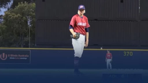 17歲畢康姆成為澳洲職棒史上首位女球員。翻攝墨爾本王牌球團推特