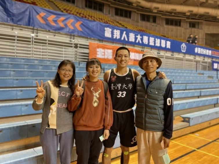 臺大徐子惇的媽媽、姊姊也到場見證這場父子對決。大會提供