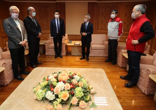 葉政彥(中右）接受陳宗彥（中左）頒當選證書。（全國體總提供）