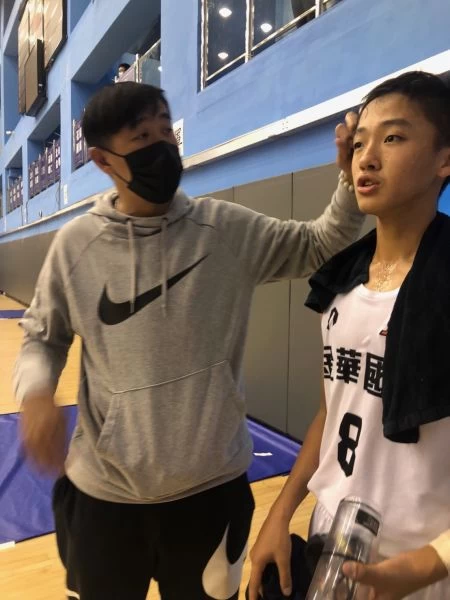 「寶兒教練」楊哲宜幫愛兒楊曜名拭汗,親子溢於言表。大會提供