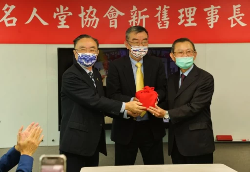台灣棒球名人堂協新任理事長莊國明(右)從原任理事長黃瑛坡手中接下棒子。台灣棒球名人堂提供