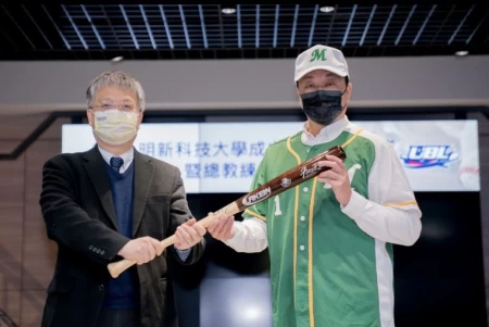明新科大校長劉國偉力邀許聖杰成首任總教練。官方提供