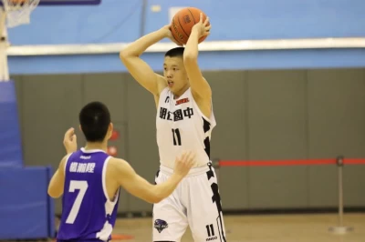 明仁中鋒陳均維21投中13飆27分、13籃板、11助攻首度「大三元」。大會提供