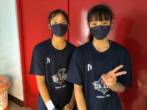 大倫國二雙胞胎姊姊邱沛綺(左)、妹妹邱沛慈。大會提供