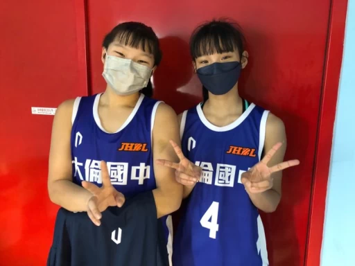 大倫雙胞胎妹妹姊邱沛慈(右)、與姊妹檔妹妹彭郁婷情同親姊妹。大會提供