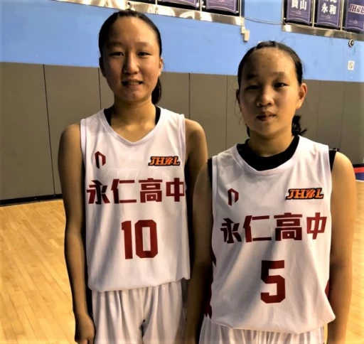 永仁國三雙胞胎黃少縵(左)、黃少彤並肩作戰逾5年。大會提供