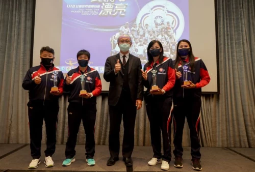 教育部體育署代理署長林騰蛟(中)也出席頒獎。官方提供