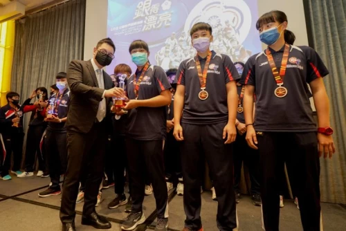 陳任邦理事長頒獎給球員們。官方提供
