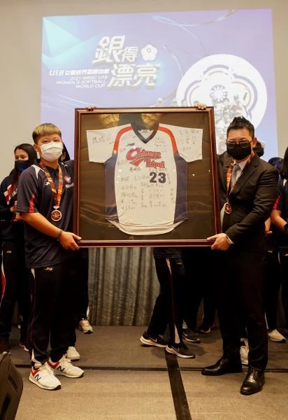 陳任邦理事長接下球員的簽名球衣。官方提供
