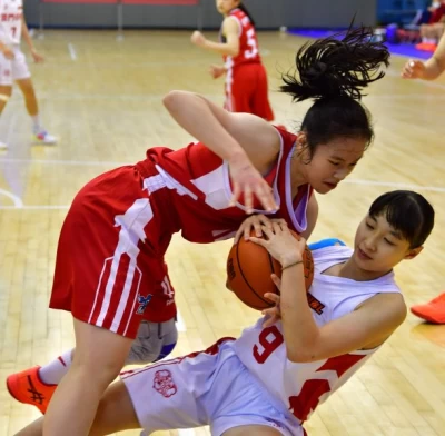 普門黃馨儀(右)、懷生陳頤柔搶球互不讓。大會提供