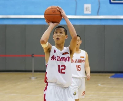 永吉190公分國三中鋒陳相榮25分、14籃板,連3場「雙十」。大會提供
