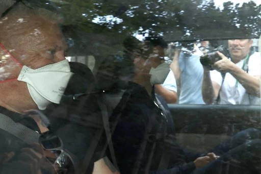 喬科維奇一早就被車子載進法庭。法新社