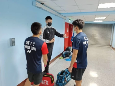 王齊麟非常熱心協助指導土銀學弟。詹健全攝
