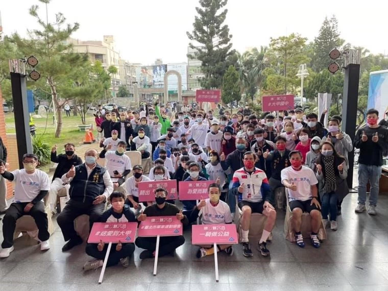 由臺北市單車運動協會發起的送愛心活動,將自行車裝備送至大甲國中車隊。官方提供