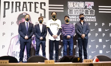 張弘稜簽約記者會合照。官方提供