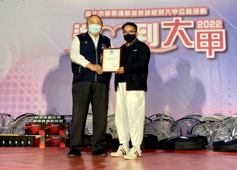 AROFLY雅諾飛國際董事長暨撼訊科技董事吳品盛,從臺中市副市長陳子敬手中接下企業捐贈感謝狀。官方提供