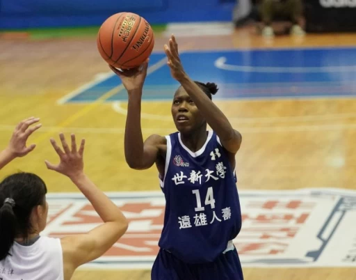 世新大學伊思尤瑪13分17籃板。大會提供