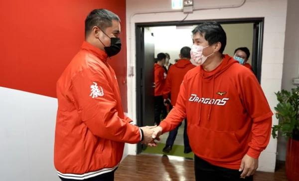 味全龍今日正式與大師兄林智勝簽下1年合約,金額不公布。官方提供