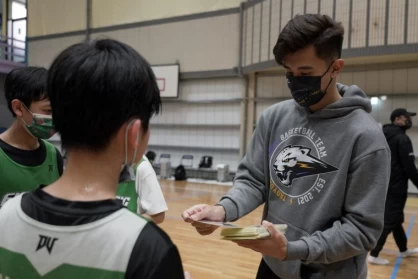 桃園雲豹杜譽城與現場小球員互動。大會提供